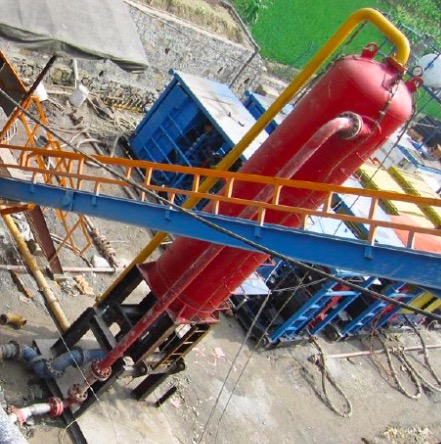 Mud gas separators for oil and gas well drilling