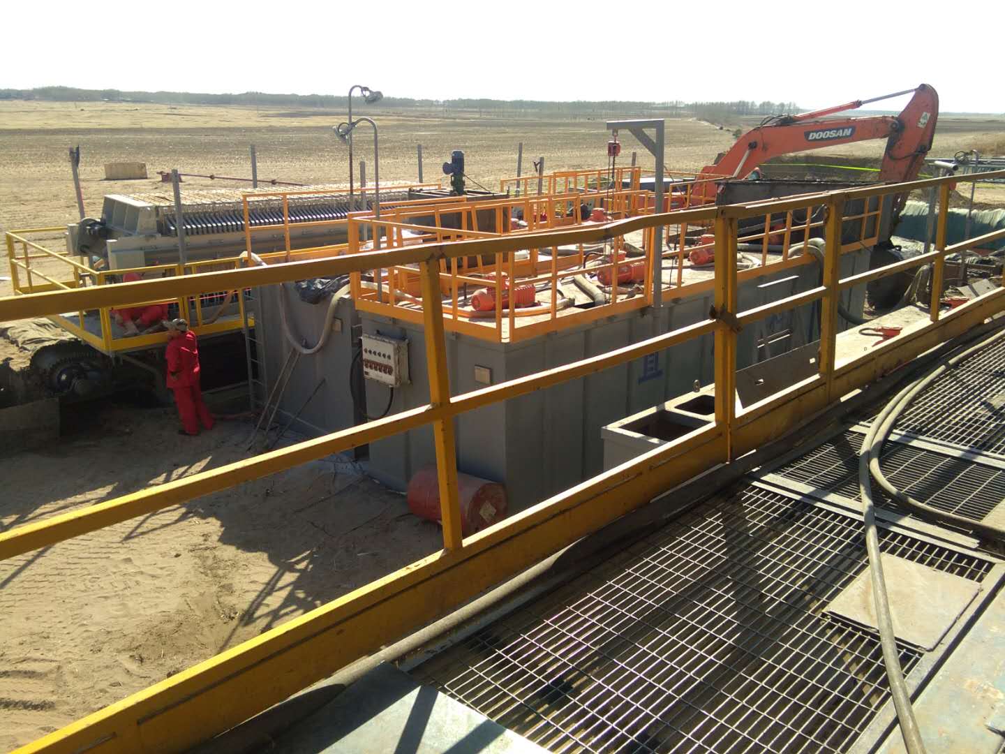 Pitless fluid waste management system under operation
