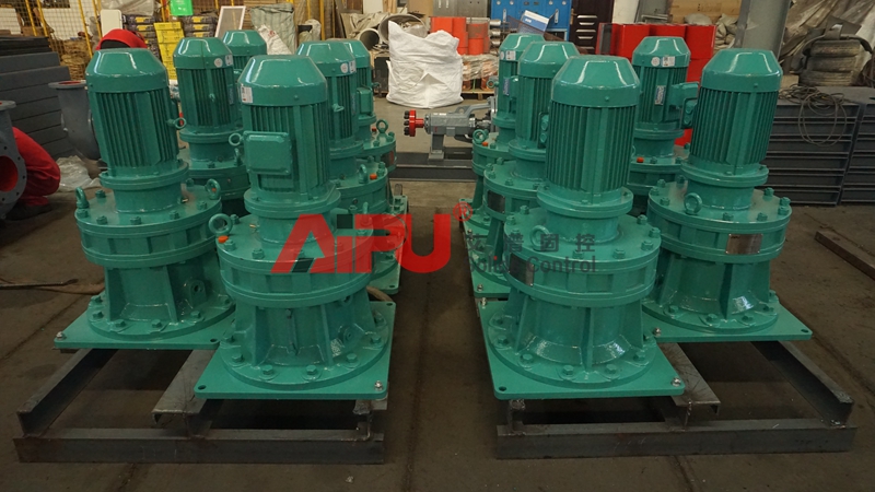 Vertical drilling mud agitators