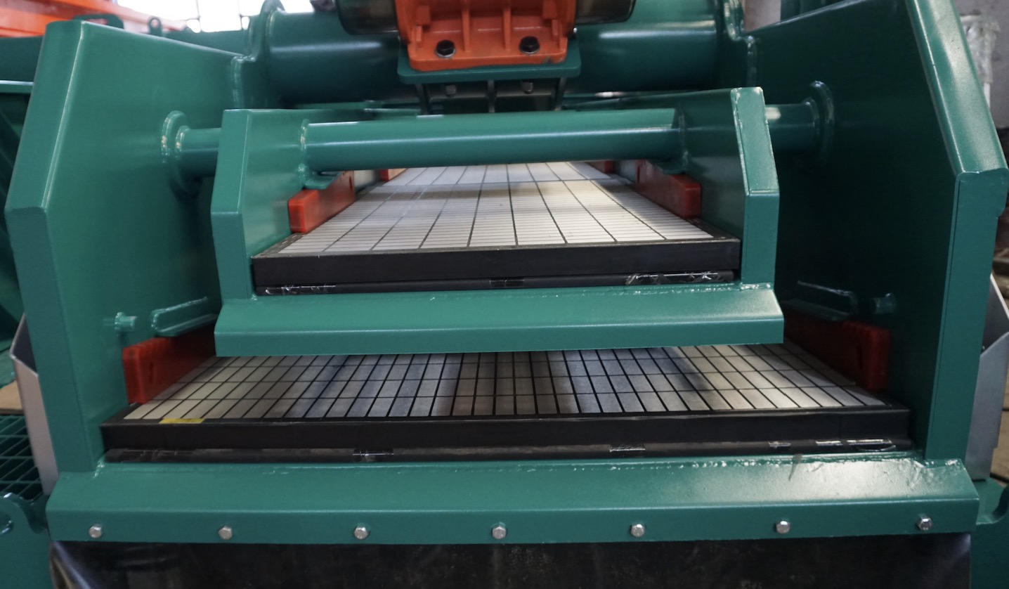 Linear motion double deck dual tandem shaker